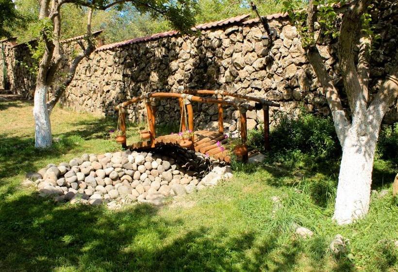 پانسیون Garni Hinyard