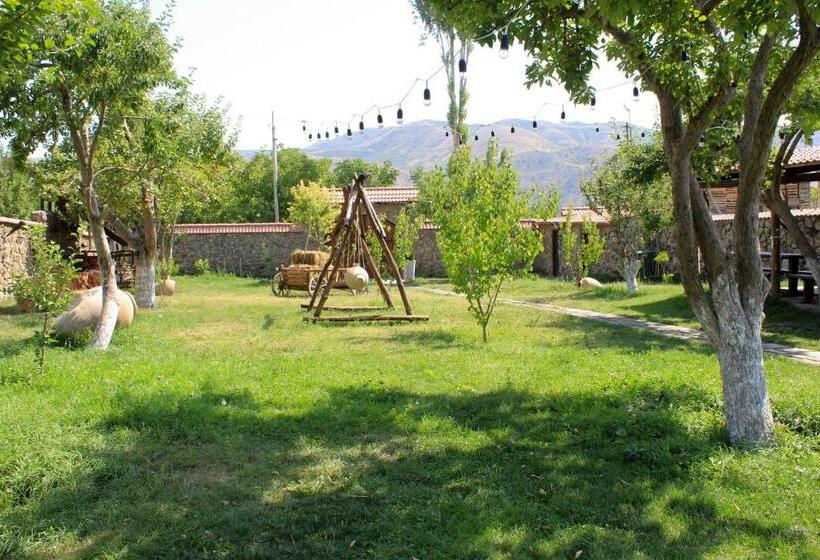 پانسیون Garni Hinyard