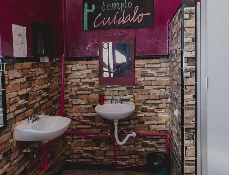 هتل Hostal Chesal