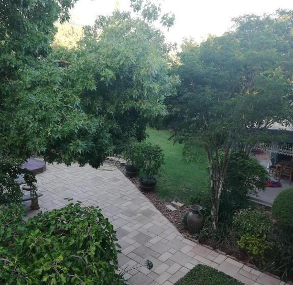 פנסיון Leeuwenhof Guesthouse