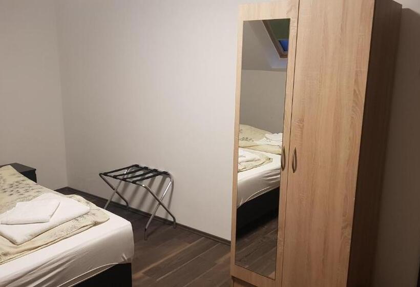 민박 Hbh Bajor Sörház Sólyomfészek Panzió