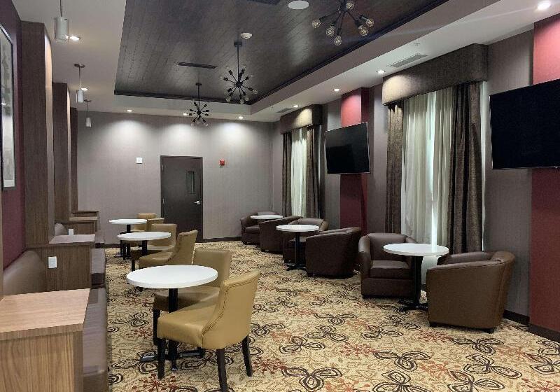 בית מלון כפרי Best Western Plus Hinton Inn & Suites