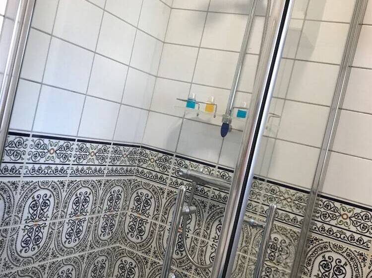 تختخواب و صبحانه Le Numero 100