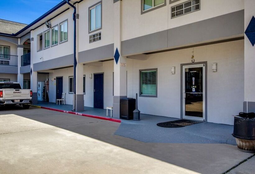 Мотель Executive Inn & Suites