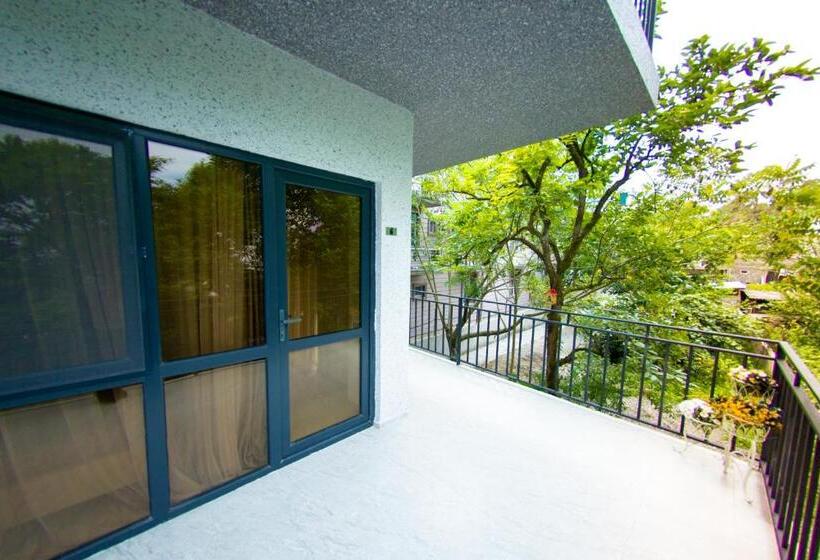 تختخواب و صبحانه Gori