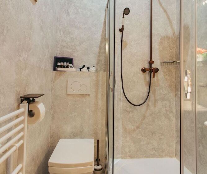 هتل Divna Pani Luxury Gallery Rooms