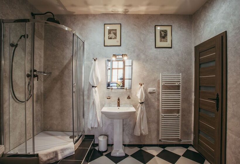 هتل Divna Pani Luxury Gallery Rooms