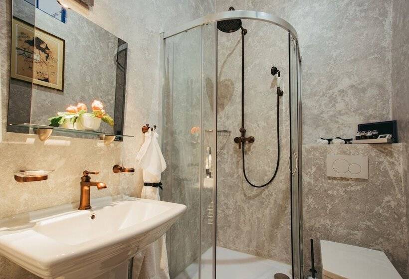 هتل Divna Pani Luxury Gallery Rooms