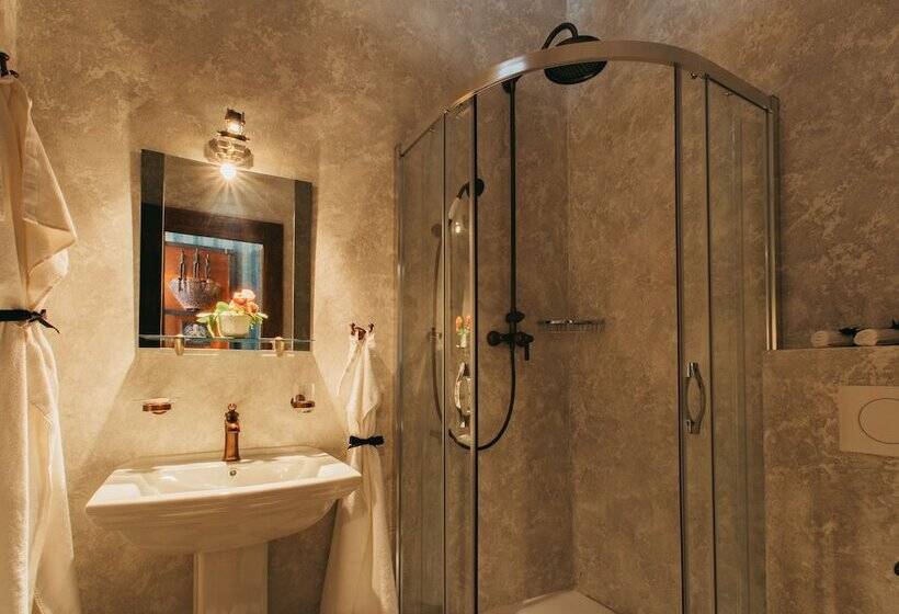 هتل Divna Pani Luxury Gallery Rooms