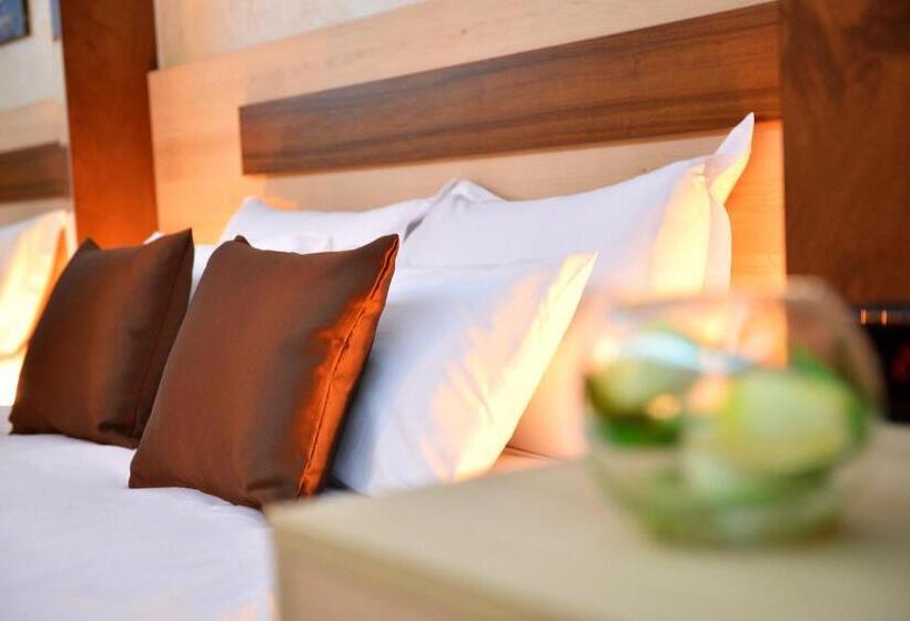 پانسیون Restaurant & Apartments & Rooms Avenia