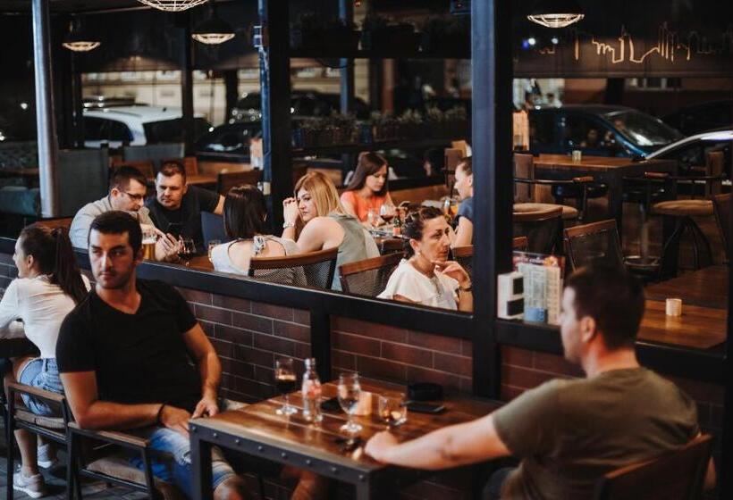 پانسیون Restaurant & Apartments & Rooms Avenia