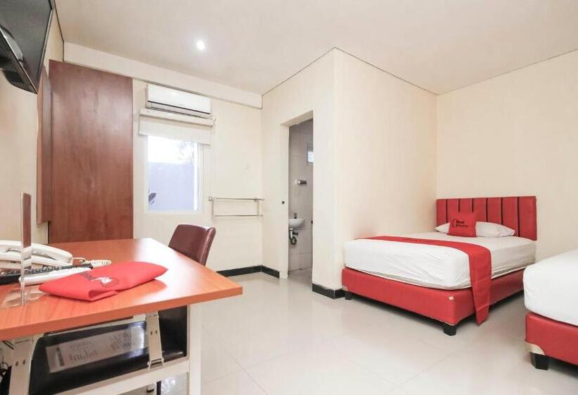 Отель Reddoorz Plus @ Jalan Pemuda Jakarta