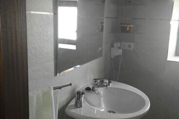هاستل Mies De Villa