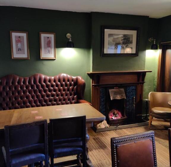 هتل The Lower Buck Inn