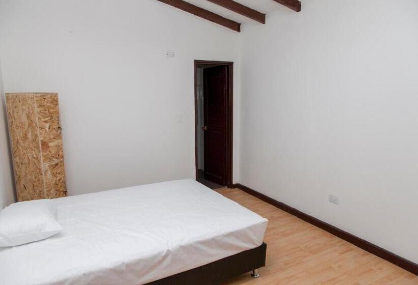 پانسیون Les Balcons Hostel