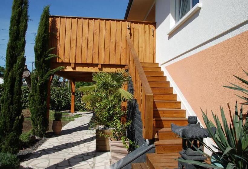 تختخواب و صبحانه Villa Chaleemar
