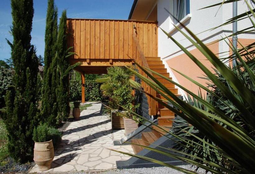تختخواب و صبحانه Villa Chaleemar