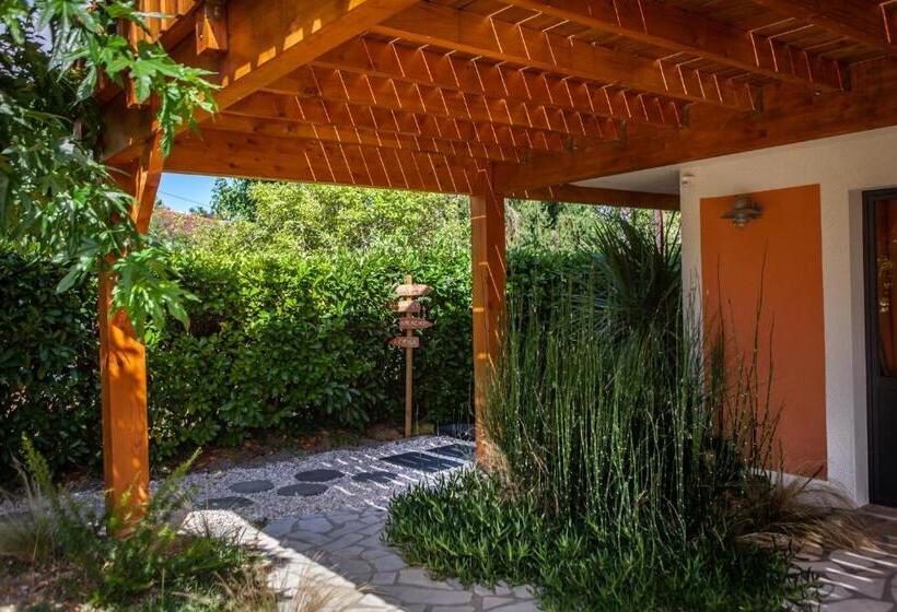 تختخواب و صبحانه Villa Chaleemar