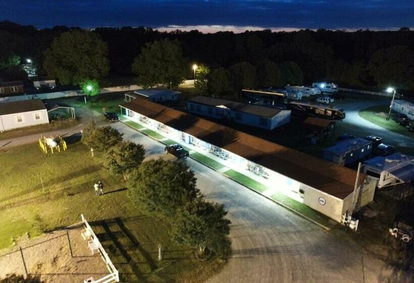 בית מלון כפרי Four Oaks Lodging