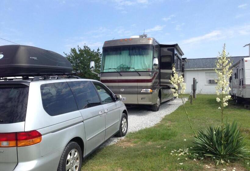 בית מלון כפרי Four Oaks Lodging