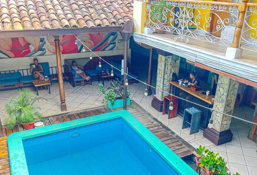 پانسیون Oasis Hostel