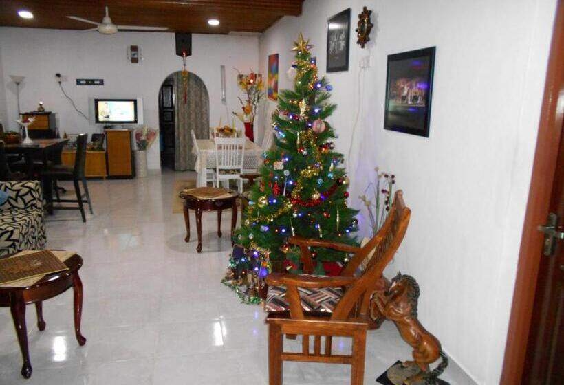 پانسیون Nadee Villa 7