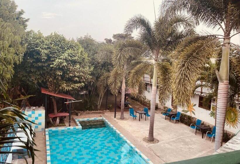 پانسیون Hostal Luz De Luna