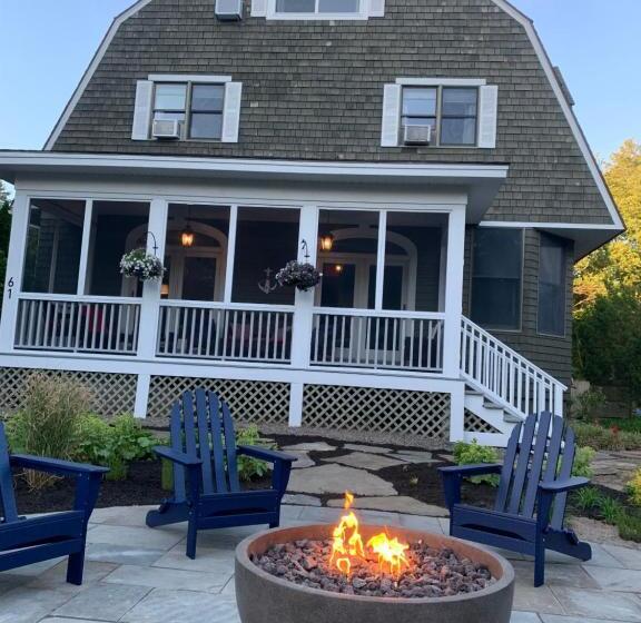 تختخواب و صبحانه White Sails Inn
