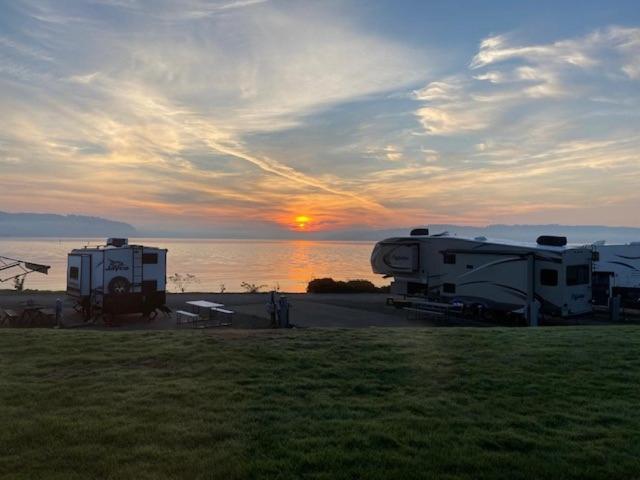 فندق على الطريق The Waterfront At Potlatch