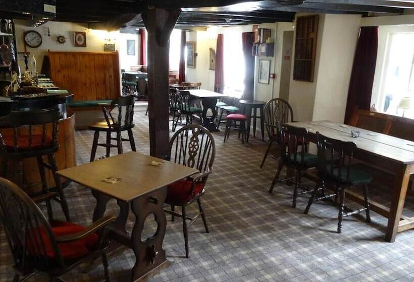 הוסטל The Harp Inn