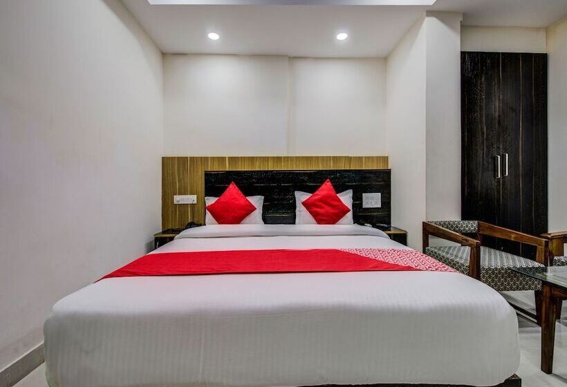 هتل Oyo 18542 Petals Inn