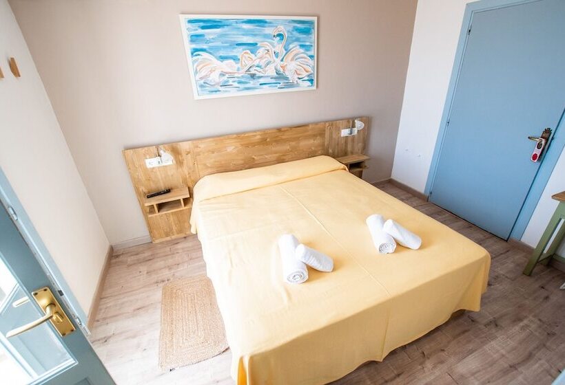 هتل Hostal Santi