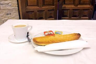 پانسیون Hostal La Zarza