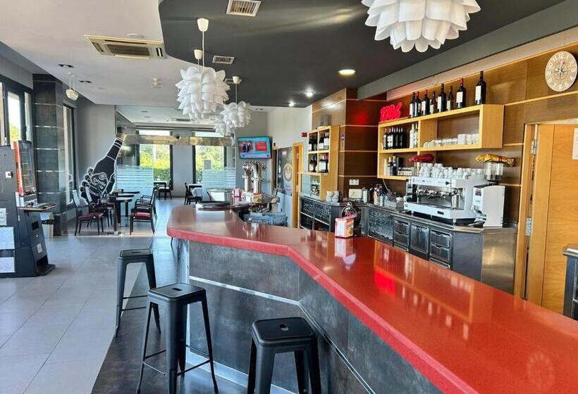 پانسیون Hostal Restaurante Vial