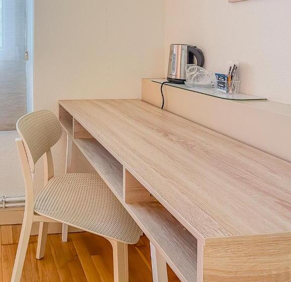 پانسیون Hostal Rodas Pamplona