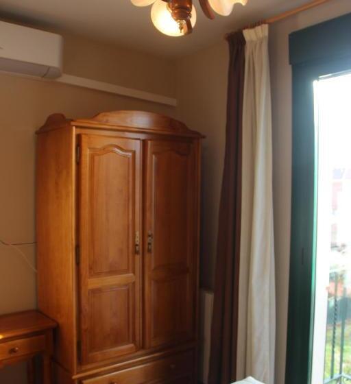 پانسیون Hostal Maury