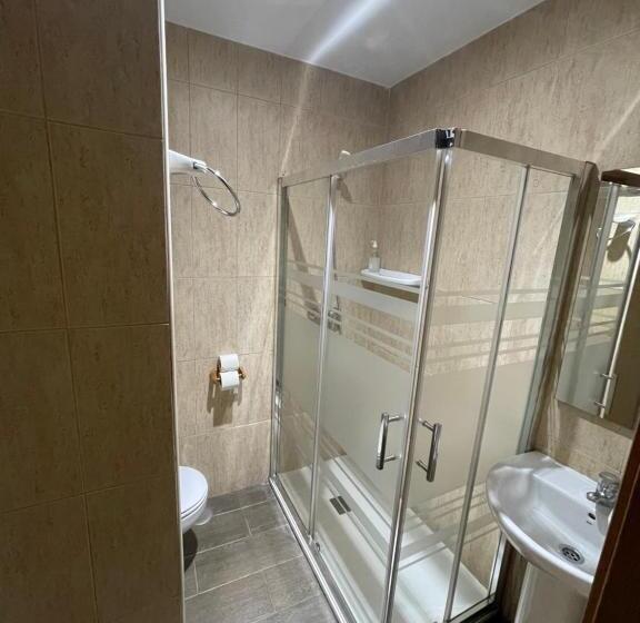 پانسیون Hostal Tres Hermanos