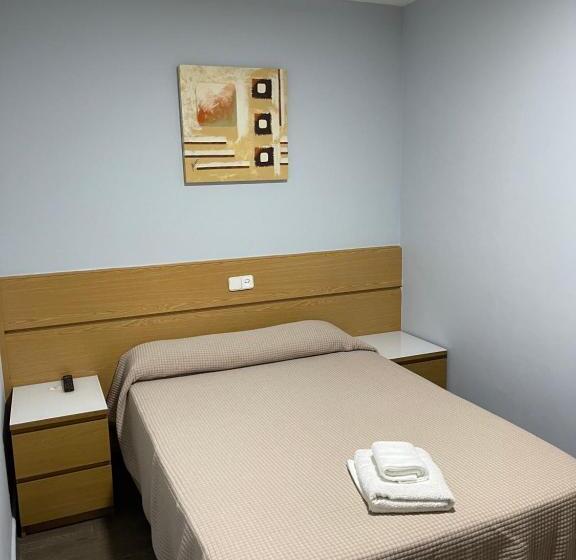 پانسیون Hostal Tres Hermanos