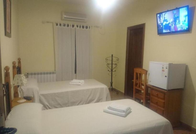 פנסיון Hostal La Encina
