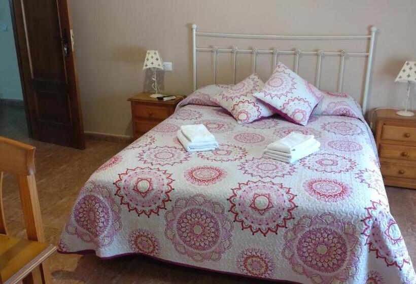 פנסיון Hostal La Encina