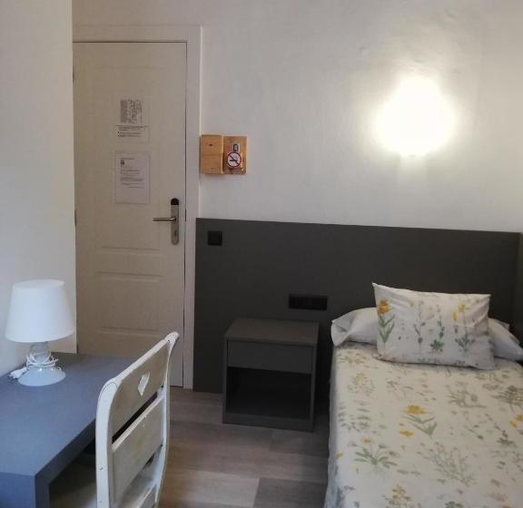 پانسیون Hostal Parellades