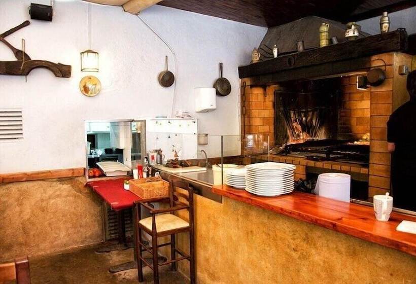 پانسیون Hostal Emporda