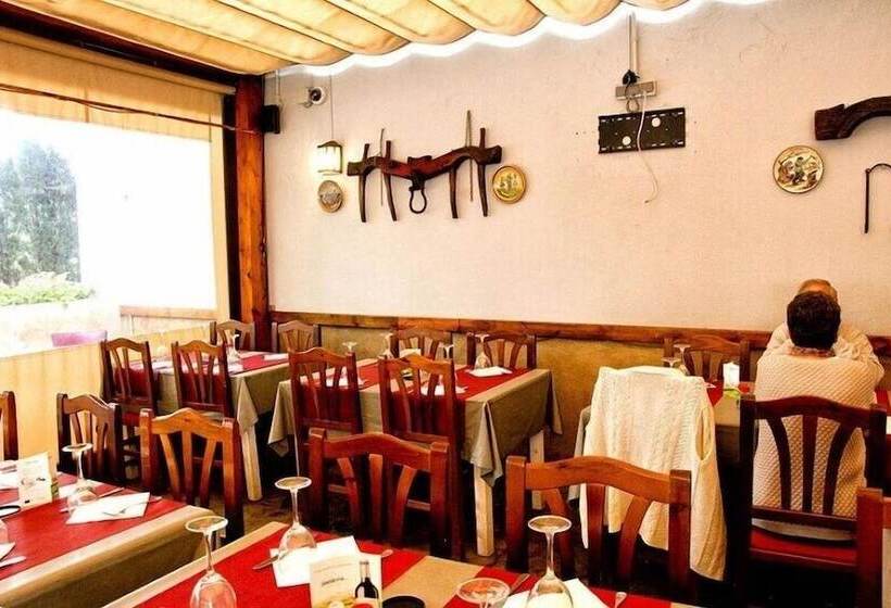 پانسیون Hostal Emporda