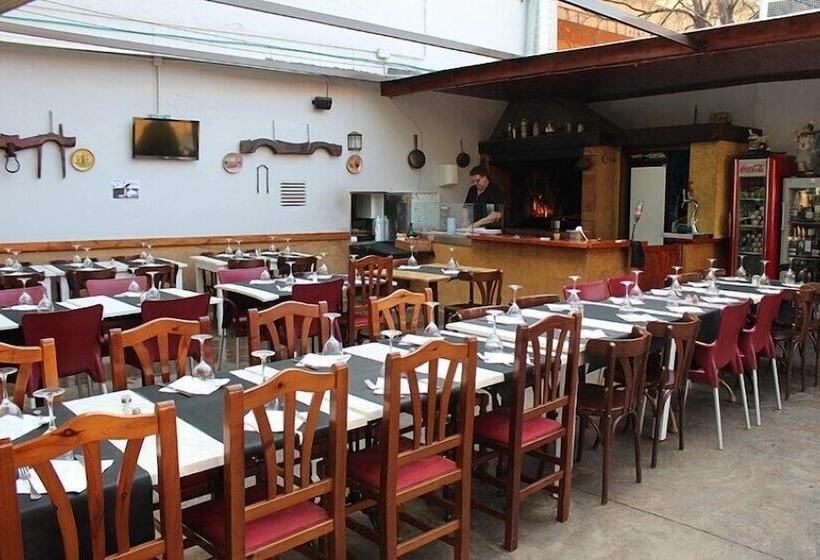 پانسیون Hostal Emporda
