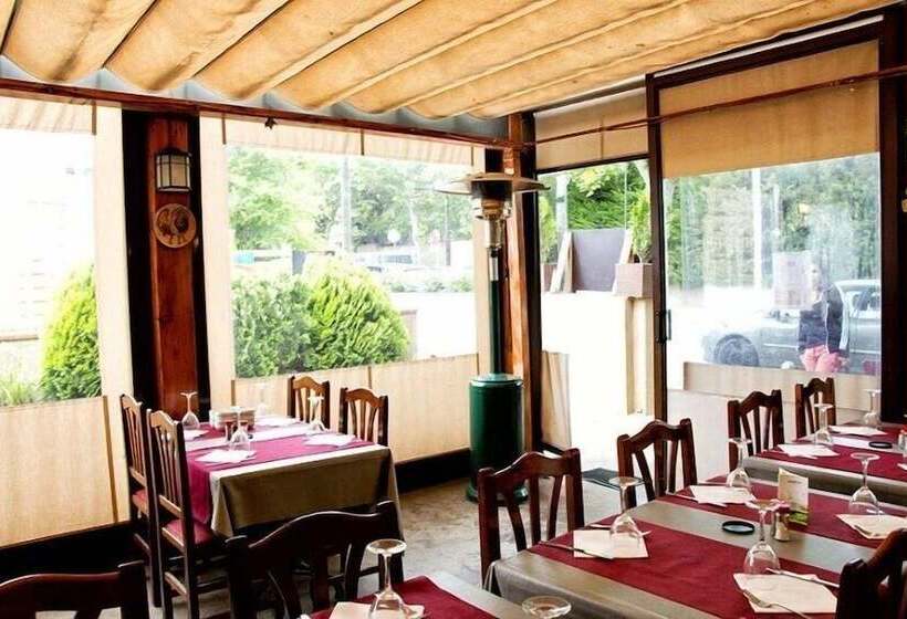 پانسیون Hostal Emporda