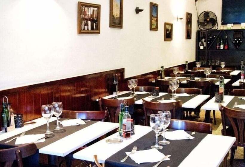 پانسیون Hostal Emporda