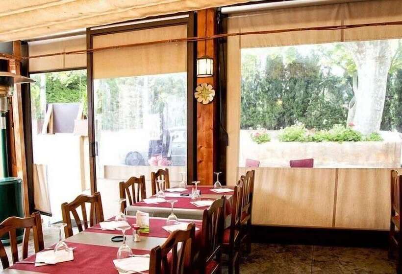 پانسیون Hostal Emporda