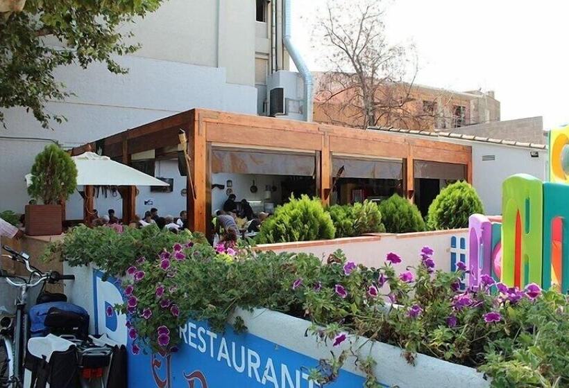پانسیون Hostal Emporda