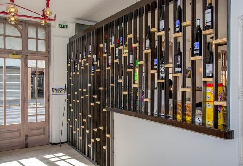 پانسیون Hostal Emporda