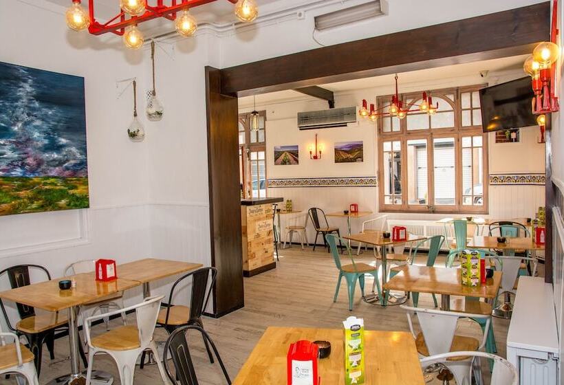 پانسیون Hostal Emporda